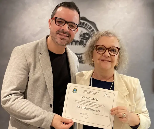 Arlene Lubianca recebendo o diploma do MBA