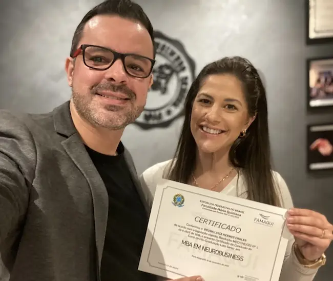 Bruna Hermes recebendo o diploma do MBA
