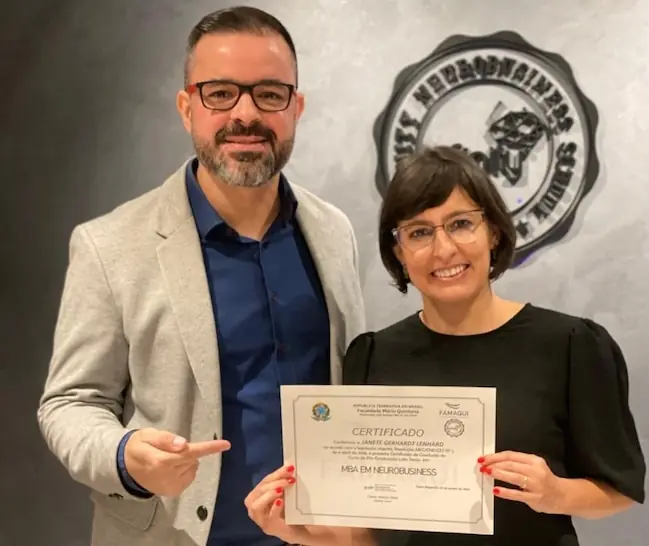 Janete Lenhard recebendo o diploma do MBA