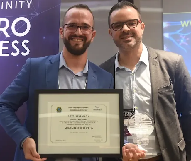 Márcio Harff recebendo o diploma do MBA