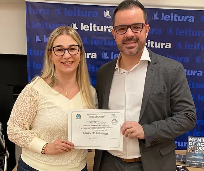 Roberta Gomes recebendo o diploma do MBA